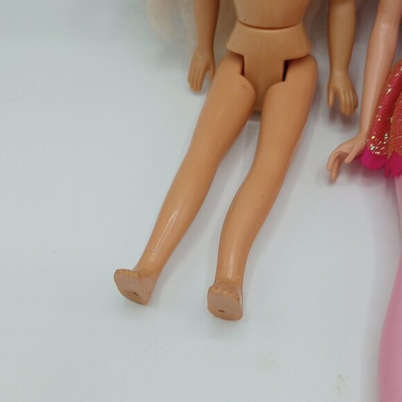 4 Barbies & 80pc Clothes & Accessories Lot - Picture 10 of 16